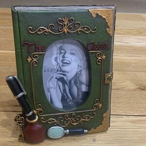 The Classic Green and Gold Picture Frame